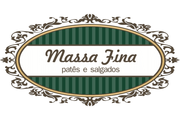 Logotipo da marca 'Massa Fina'. O design tem formato oval, com fundo verde escuro listrado e uma borda dourada ornamentada. No centro, há uma faixa branca onde o nome 'Massa Fina' aparece em uma fonte cursiva marrom, seguido pelo subtítulo 'patês e salgados' em uma tipografia simples.